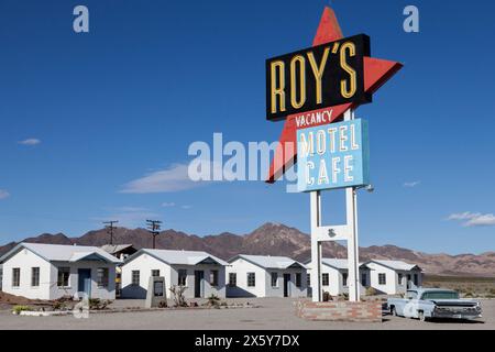 Situato sulla storica Route 66 ad Amboy, California, Roy's è una fermata famosa durante il viaggio attraverso il deserto del Mojave. Presente in numerosi film t Foto Stock