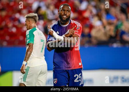 Frisco, Texas, Stati Uniti. 11 maggio 2024. Il difensore del FC Dallas SEBASTIEN IBEAGHA (25) dirige i compagni di squadra durante una partita MLS tra FC Dallas e Austin FC e al Toyota Stadium. Dallas vince 2-1. (Immagine di credito: © Mark Fann/ZUMA Press Wire) SOLO PER USO EDITORIALE! Non per USO commerciale! Crediti: ZUMA Press, Inc./Alamy Live News Foto Stock