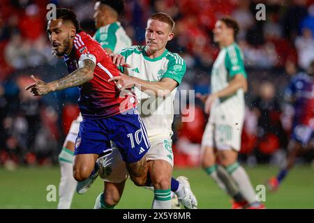 Frisco, Texas, Stati Uniti. 11 maggio 2024. L'attaccante del FC Dallas JESUS FERREIRA (10) viene spinto da dietro dopo aver segnato un gol dal centrocampista dell'Austin FC ALEXANDER RING (8) durante una partita MLS tra FC Dallas e Austin FC e al Toyota Stadium. Dallas vince 2-1. (Immagine di credito: © Mark Fann/ZUMA Press Wire) SOLO PER USO EDITORIALE! Non per USO commerciale! Crediti: ZUMA Press, Inc./Alamy Live News Foto Stock