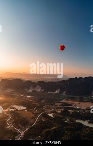 Mongolfiera rossa a Vang Vieng, Laos Foto Stock