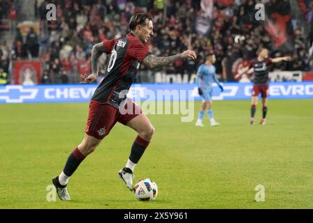 Toronto, Ontario, Canada. 11 maggio 2024. Federico Bernardeschi 10° in azione durante la partita MLS tra Toronto FC e New York City FC al BMO Field di Toronto. Il gioco si è concluso nel 2-3 (Credit Image: © Angel Marchini/ZUMA Press Wire) SOLO PER USO EDITORIALE! Non per USO commerciale! Crediti: ZUMA Press, Inc./Alamy Live News Foto Stock