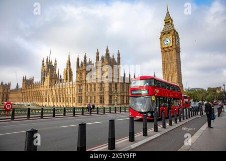 Autobus rosso a due piani a Londra sul Westminster Bridge con Palazzo di Westminster, Houses of Parliament e Torre dell'orologio del Big Ben, Londra, Inghilterra, Regno Unito, 2023 Foto Stock