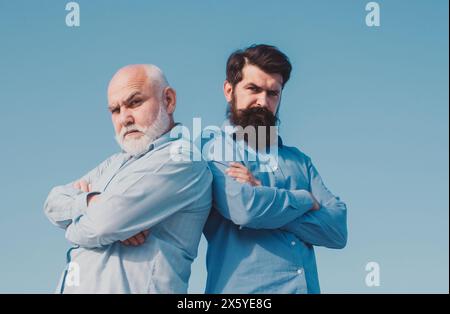 Generazione di uomini. Generazione di famiglia: Sogno futuro e concetto di gente. Famiglia multi-generazione maschile. Ritratto maschile multigenerazione. Foto Stock