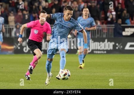 Toronto, Canada. 11 maggio 2024. Hannes Wolf #17 in azione durante la partita MLS tra Toronto FC e New York City FC al BMO Field di Toronto. Il gioco si è concluso nel 2-3 Punteggio finale: Toronto FC 2 - 3 New York City FC (foto di Angel Marchini/SOPA Images/Sipa USA) credito: SIPA USA/Alamy Live News Foto Stock