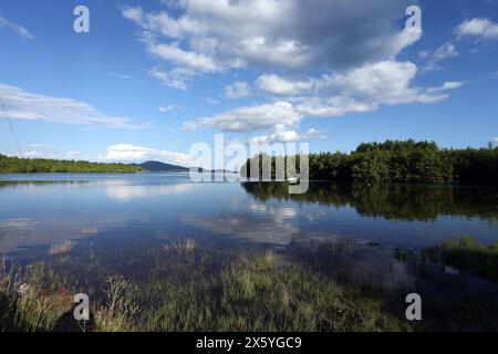 Il lago Plastiras, situato nell'area più ampia di Agrafa (regione della Tessaglia), è circondato da un paesaggio idilliaco di incomparabile bellezza naturale che si completa Foto Stock