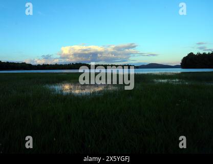 Tramonto al lago Plastiras. Il lago Plastiras, situato nell'area più ampia di Agrafa (regione della Tessaglia), è circondato da un paesaggio idilliaco di incomparab Foto Stock