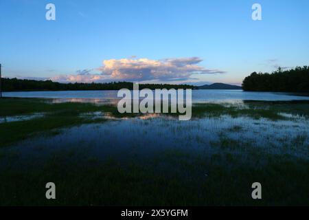 Tramonto al lago Plastiras. Il lago Plastiras, situato nell'area più ampia di Agrafa (regione della Tessaglia), è circondato da un paesaggio idilliaco di incomparab Foto Stock