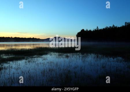 Alba al lago Plastiras. Il lago Plastiras, situato nell'area più ampia di Agrafa (regione della Tessaglia), è circondato da un paesaggio idilliaco di incompara Foto Stock