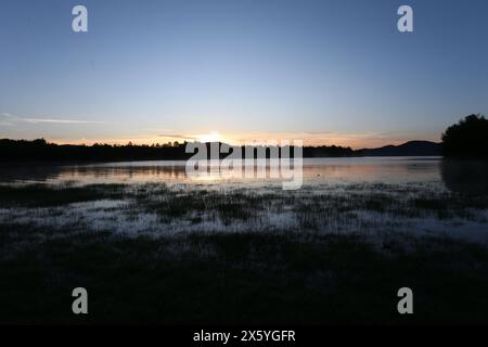 Alba al lago Plastiras. Il lago Plastiras, situato nell'area più ampia di Agrafa (regione della Tessaglia), è circondato da un paesaggio idilliaco di incompara Foto Stock