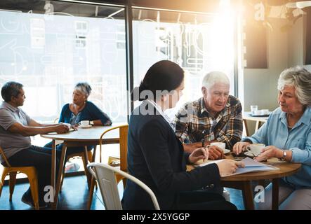 Coppia senior, consulente finanziario e persone in riunione, conversazione e pianificazione patrimoniale o politica legacy. Assicurazione, gestione patrimoniale e. Foto Stock