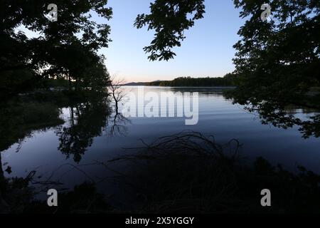 Alba al lago Plastiras. Il lago Plastiras, situato nell'area più ampia di Agrafa (regione della Tessaglia), è circondato da un paesaggio idilliaco di incompara Foto Stock