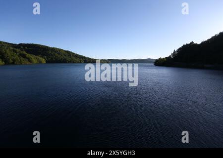 Il lago Plastiras, situato nell'area più ampia di Agrafa (regione della Tessaglia), è circondato da un paesaggio idilliaco di incomparabile bellezza naturale che si completa Foto Stock