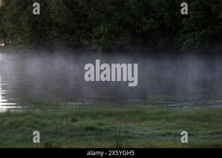 Il lago Plastiras, situato nell'area più ampia di Agrafa (regione della Tessaglia), è circondato da un paesaggio idilliaco di incomparabile bellezza naturale che si completa Foto Stock