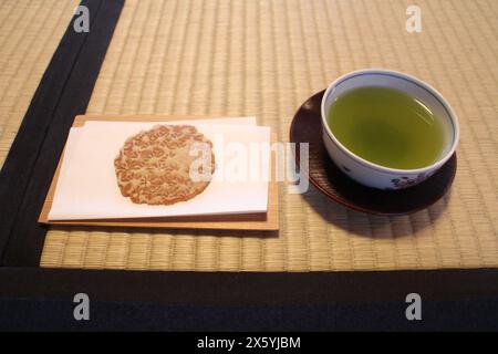 Sencha e cracker di riso a Kanazawa, Giappone Foto Stock