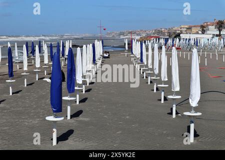 Lido di Ostia - Ombrelloni chiusi del Lido Elmi Foto Stock