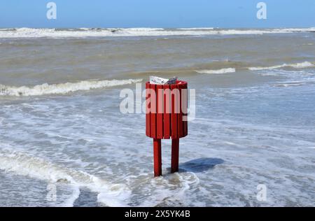 Lido di Ostia - cestino portarifiuti sulla spiaggia del Lido Salus Foto Stock