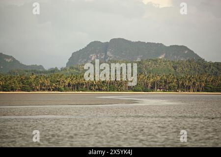 Il paesaggio paesaggistico della baia di Ao Thong Khrok nel distretto di Lang Suan, provincia di Chumphon. Thailandia Foto Stock