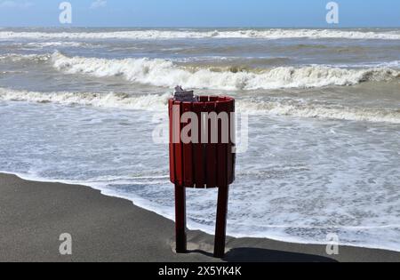 Lido di Ostia - cestino portarifiuti a riva al mare Foto Stock