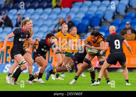 Sydney, Australia. 11 maggio 2024. Siokapesi Palu dell'Australia è placcato durante il Pacific Four Series 2024 match tra Australian Wallaroos e Canada all'Allianz Stadium l'11 maggio 2024 a Sydney, Australia Credit: IOIO IMAGES/Alamy Live News Foto Stock