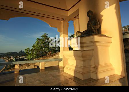 Statua in bronzo del Principe Chumphon Veterans Memorial Shrine sul monte Khao Chong Krajok nella provincia di Prachuap Khiri Khan, Thailandia Foto Stock