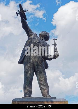 La statua che celebra la vita e i successi Sir Robert Alexander Watson-Watt, il pioniere radar situato nella sua città natale di Brechin. Foto Stock