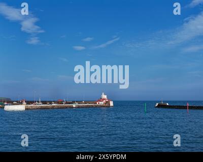 Il faro Signal e il contrassegno West Breakwater ad Arbroath Harbour sulla costa orientale della Scozia a High Tide a maggio. Foto Stock