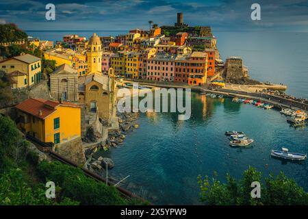 Ammirevole vista del villaggio di Vernazza dal sentiero escursionistico e dalle colorate case mediterranee sul lungomare, le cinque Terre, la Liguria, l'Italia, l'Europa Foto Stock