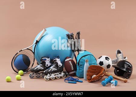 Numerose attrezzature sportive sullo sfondo beige Foto Stock