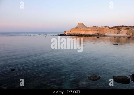 Serata estiva alla Baia di Xwejni sull'isola di Gozo - Marsalfron, Malta Foto Stock