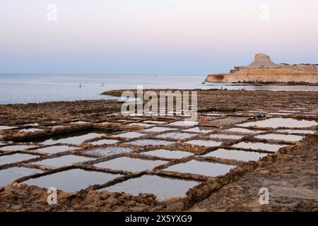 Saltpans a Xwejni Bay sull'isola di Gozo - Marsalfron, Malta Foto Stock