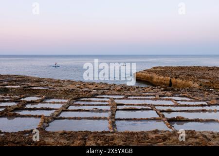 Saltpans a Xwejni Bay sull'isola di Gozo - Marsalfron, Malta Foto Stock