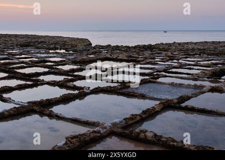 Saltpans a Xwejni Bay sull'isola di Gozo - Marsalfron, Malta Foto Stock