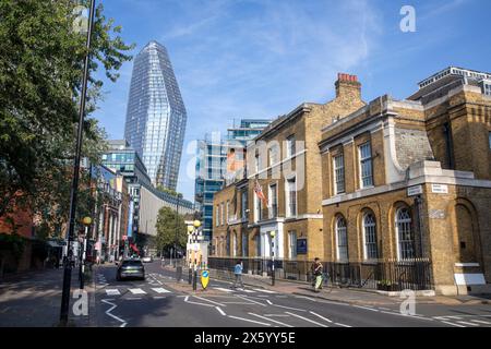 Londra, la Scuola Nautica in Stamford Street in un edificio in mattoni georgiani con un grattacielo Blackfriars che svetta sopra, Blackfriars, Londra Foto Stock