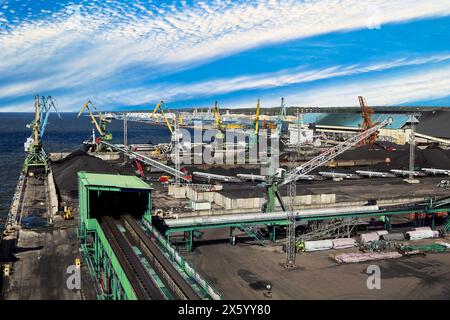Nastro trasportatore automatico nel porto del carbone, il carro merci sfuse si trova vicino al molo per il carico nel terminal marittimo per carichi di merci sfuse. Foto Stock