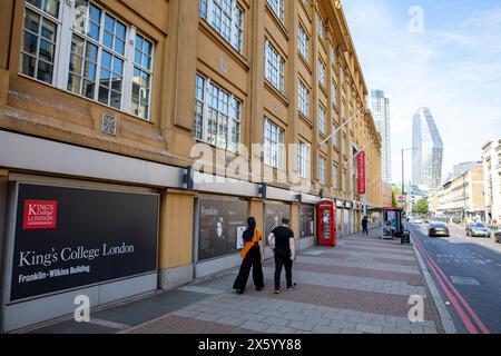Kings College London, campus di waterloo in Stamford Street nell'edificio Franklin Wilkins, Londra, Inghilterra, Regno Unito, 2023, con un edificio Blackfriars alle spalle Foto Stock