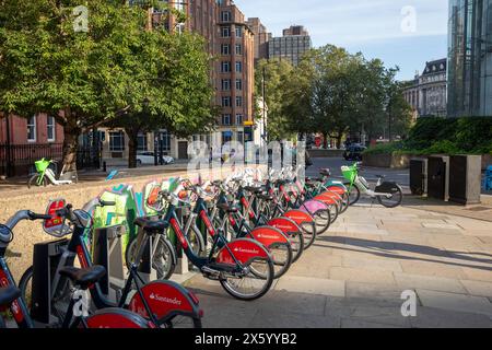 Santander ha sponsorizzato il noleggio di biciclette e ha attraccato in un hub, nel centro di Londra, Inghilterra, Regno Unito Foto Stock