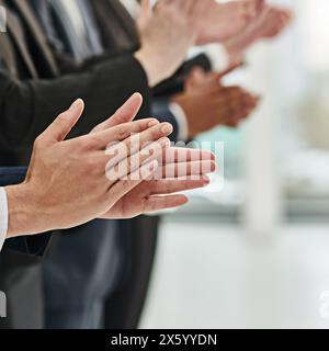 Uomini d'affari, gruppi e mani applaudono per festeggiare il supporto o il lavoro di squadra, ben fatto o vincente. Colleghi, applausi e congratulazioni Foto Stock