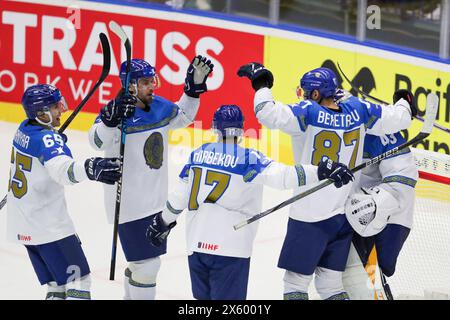 Ostrava, Repubblica Ceca. 11 maggio 2024. I giocatori del Kazakistan festeggiano la partita del Campionato del mondo di hockey su ghiaccio 2024 tra Francia e Kazakistan all'Ostravar Arena Ostrava. Punteggio finale; Francia 1:3 Kazakistan credito: SOPA Images Limited/Alamy Live News Foto Stock