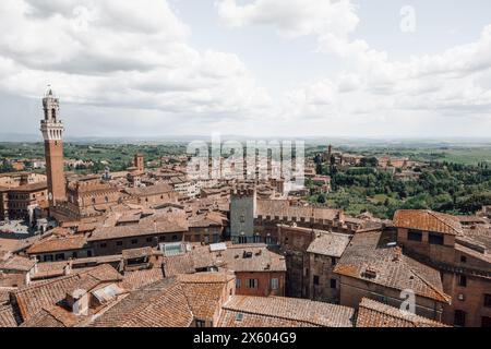 La famosa Torre del Mangia vista dal punto panoramico Panorama dal Facciatone nella città vecchia di Siena, in Toscana, in una giornata di sole con cielo blu. Foto Stock