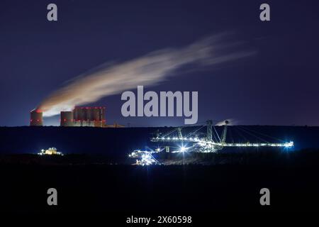 Energieregion Lausitz DEU/Deutschland/Brandenburg/Welzow, 11.05.2024, Tagebau Welzow-Sued mit Kraftwerk Schwarze Pume. Ein Tagebaubagger ist in der Nacht vor dem Braunkohlekraftwerk Schwarze Pumpe zu sehen. *** Regione energetica della Lusazia DEU Germania Brandenburg Welzow, 11 05 2024, miniera a cielo aperto di Welzow Sued con centrale elettrica di Schwarze Pumpe di notte si può vedere un escavatore a cielo aperto di fronte alla centrale elettrica a lignite di Schwarze Pumpe AF IMG 35577.jpeg Foto Stock