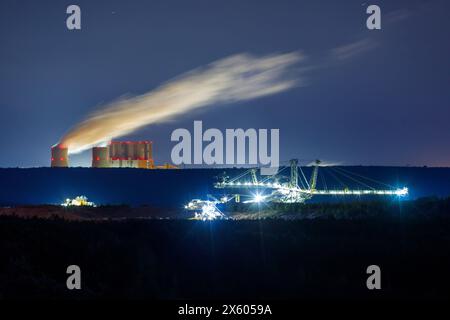 Energieregion Lausitz DEU/Deutschland/Brandenburg/Welzow, 11.05.2024, Tagebau Welzow-Sued mit Kraftwerk Schwarze Pume. Ein Tagebaubagger ist in der Nacht vor dem Braunkohlekraftwerk Schwarze Pumpe zu sehen. *** Regione energetica della Lusazia DEU Germania Brandenburg Welzow, 11 05 2024, miniera a cielo aperto di Welzow Sued con centrale elettrica di Schwarze Pumpe di notte si può vedere un escavatore a cielo aperto di fronte alla centrale elettrica a lignite di Schwarze Pumpe AF IMG 35586.jpeg Foto Stock