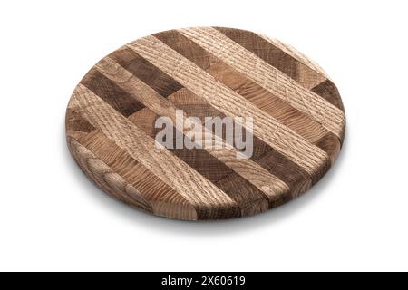 Tagliere rotondo in legno con elegante design a righe isolato su sfondo bianco Foto Stock