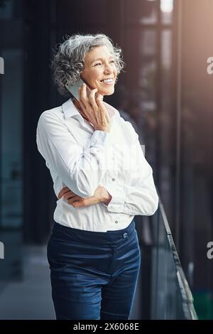 Lavoro, donna e pensiero con telefonata per carriera legale, conversazione con il cliente per caso. Avvocato donna, studio legale e cellulare con sorriso Foto Stock