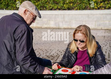 Un padre e sua figlia giocano a un gioco da tavolo. Cura della famiglia Foto Stock