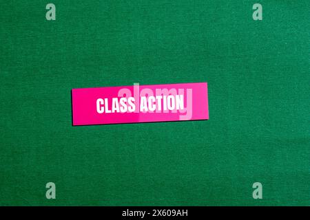 Parole per azioni in classe scritte su un adesivo di carta rosa con sfondo verde. Simbolo di azione in classe concettuale. Copia spazio. Foto Stock