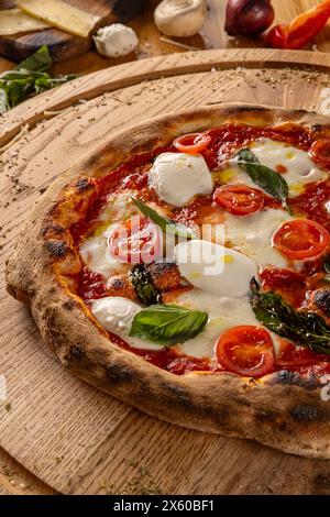Pizza margherita gourmet su sfondo di legno, primo piano Foto Stock
