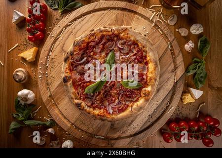 Pizza al peperoni appena sfornata su fondo in legno Foto Stock