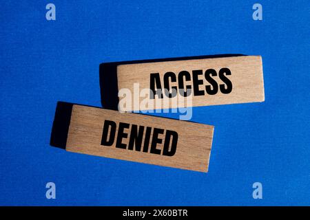 Accesso negato parole scritte su blocchi di legno con sfondo blu. Simbolo accesso concettuale negato. Copia spazio. Foto Stock