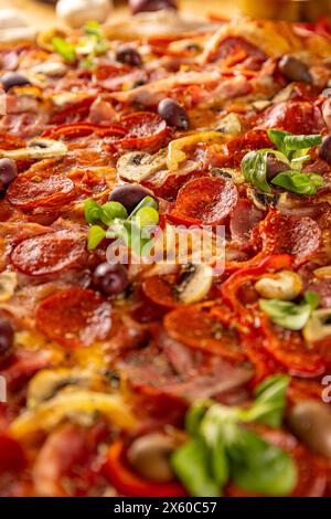 Deliziosa pizza italiana con peperoni e funghi, primo piano Foto Stock