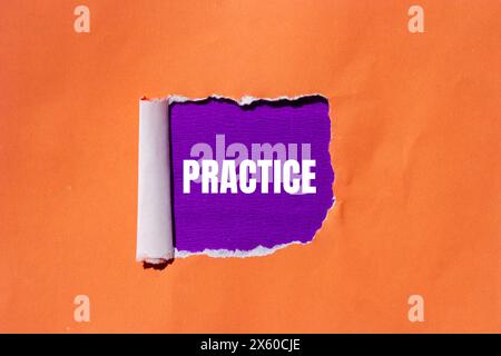 Esercitazione scritta su carta arancione strappata con sfondo viola. Simbolo della pratica concettuale. Copia spazio. Foto Stock